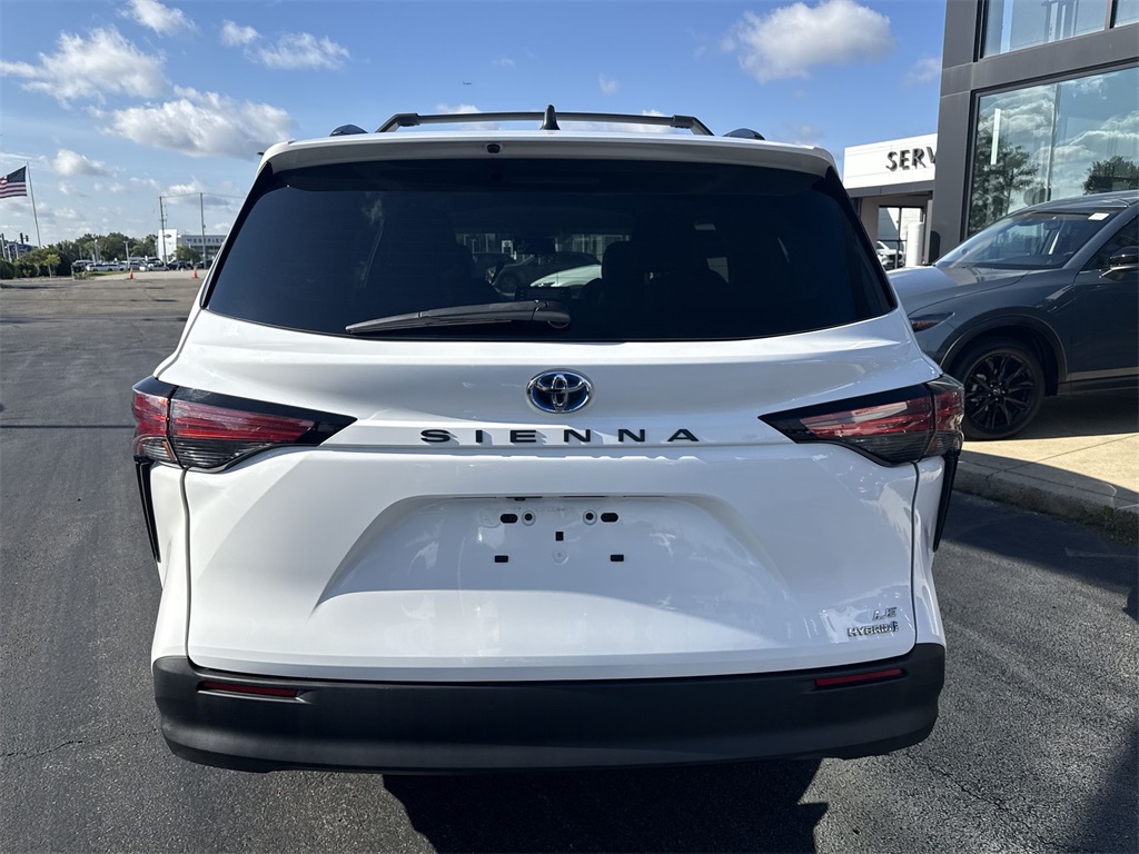 2022 Toyota Sienna LE photo 2
