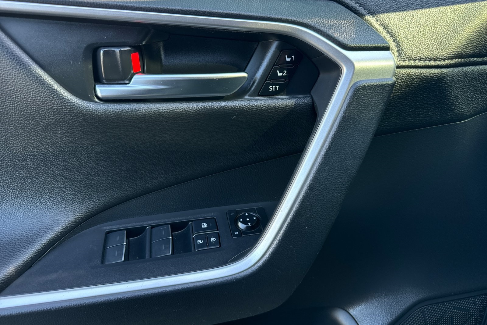 2023 Toyota RAV4 Hybrid Limited photo 10