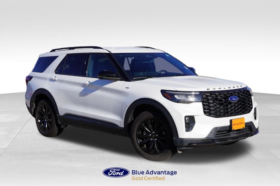 2025 Ford Explorer ST-LINE's photo