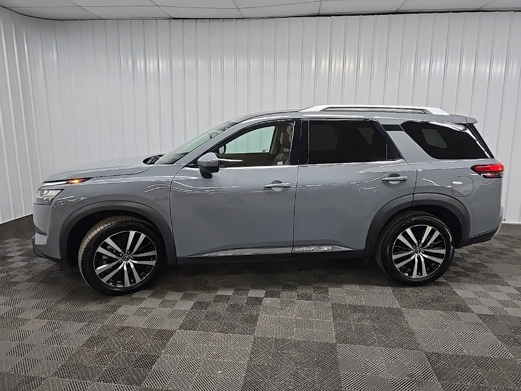 2023 Nissan Pathfinder Platinum photo 5