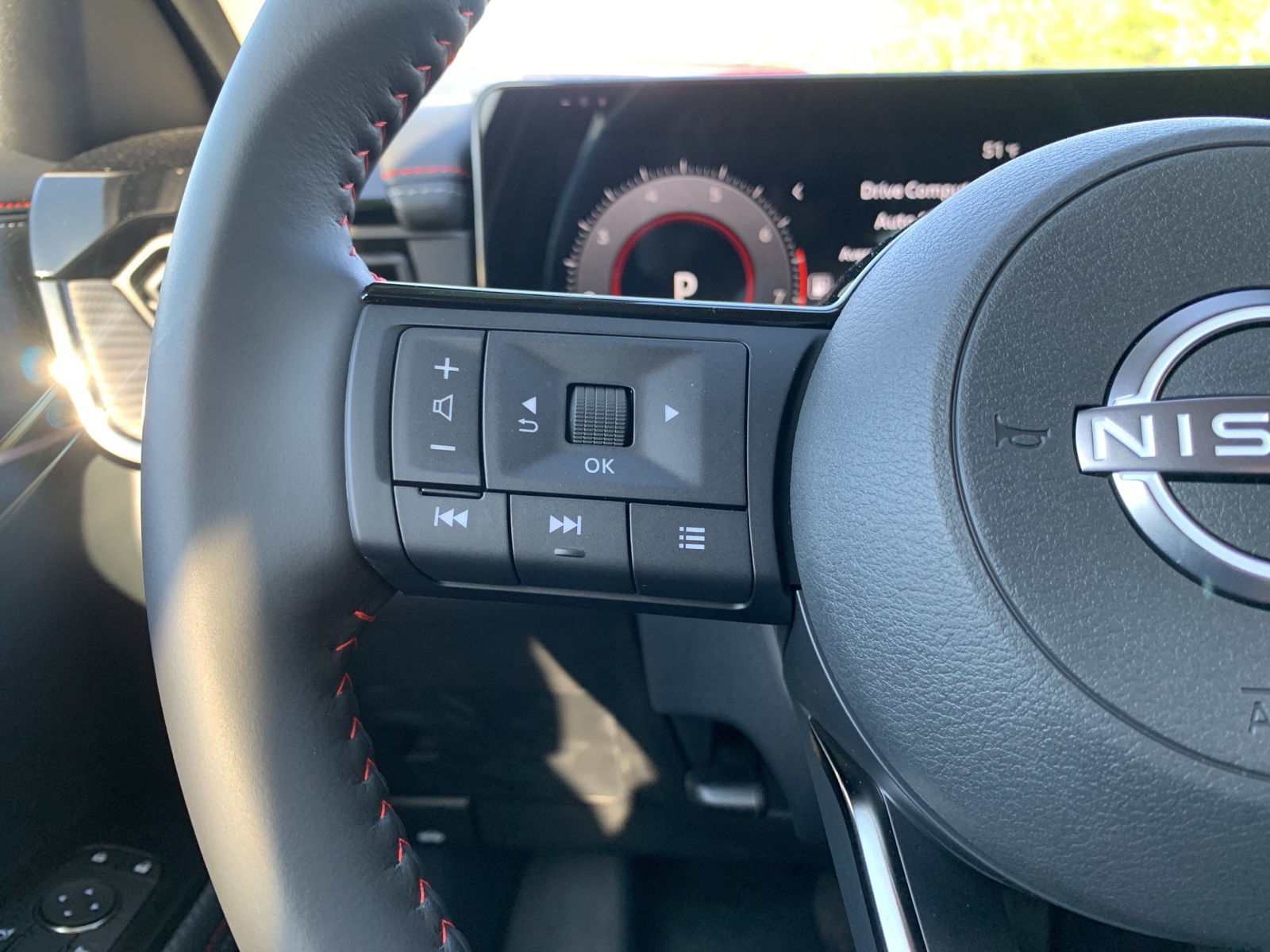 2025 Nissan Kicks SR photo 2