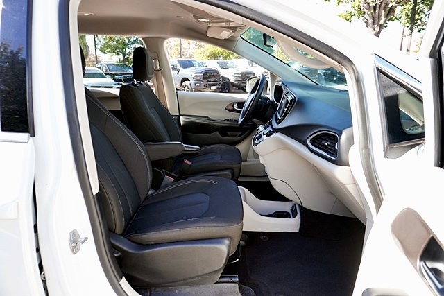 Used 2022 White Chrysler LX image 10