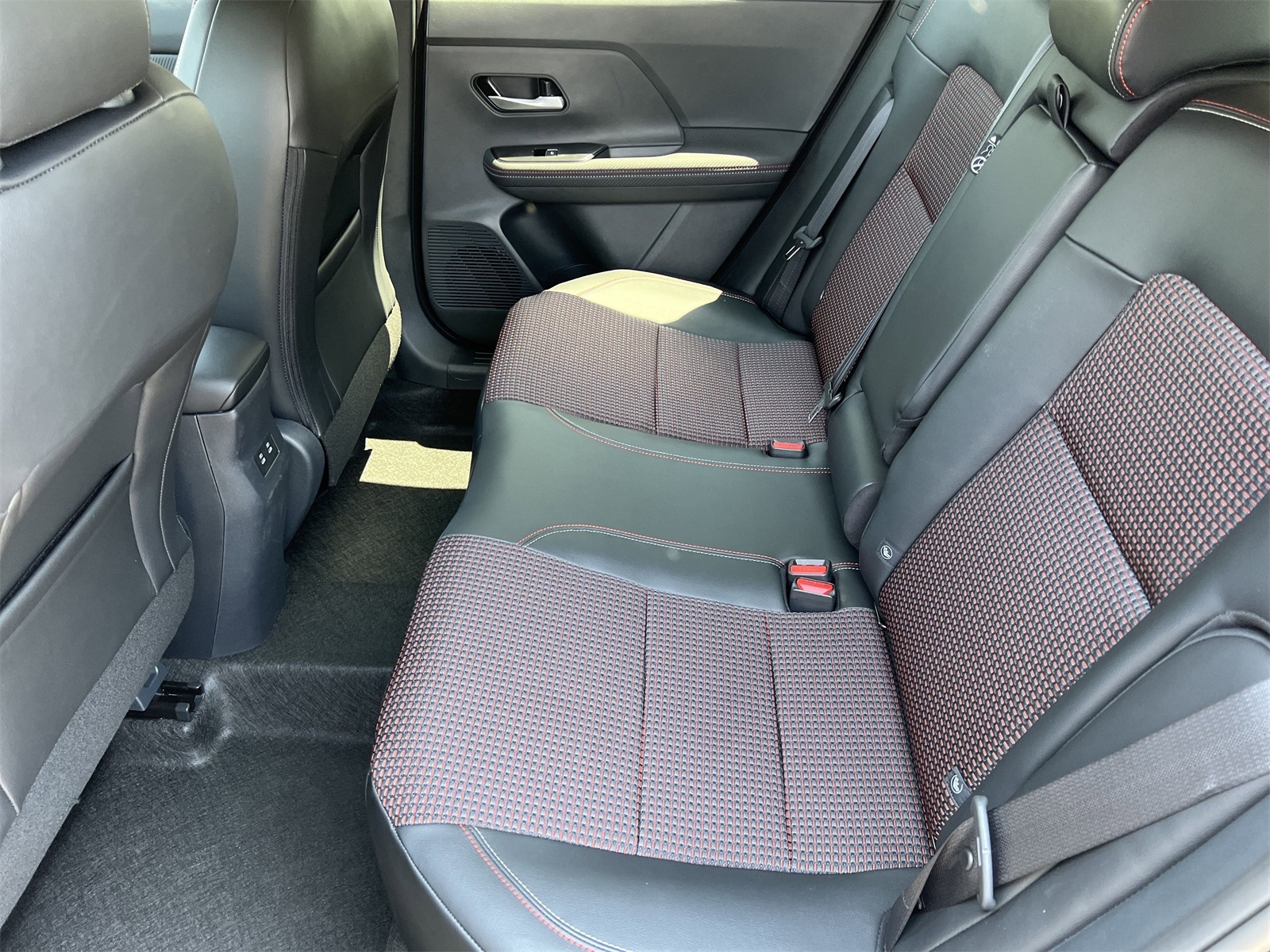 2025 Nissan Kicks SR photo 2