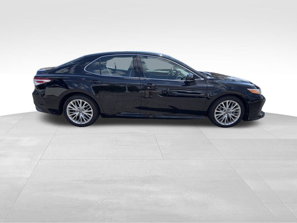 2018 Toyota Camry XLE photo 3