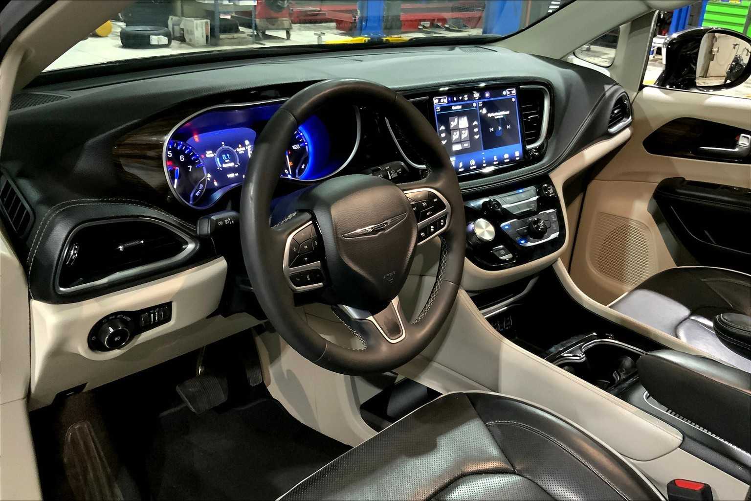 2023 Chrysler Pacifica Limited photo 16