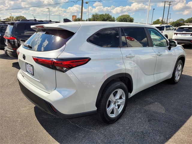 2023 Toyota Highlander L photo 3