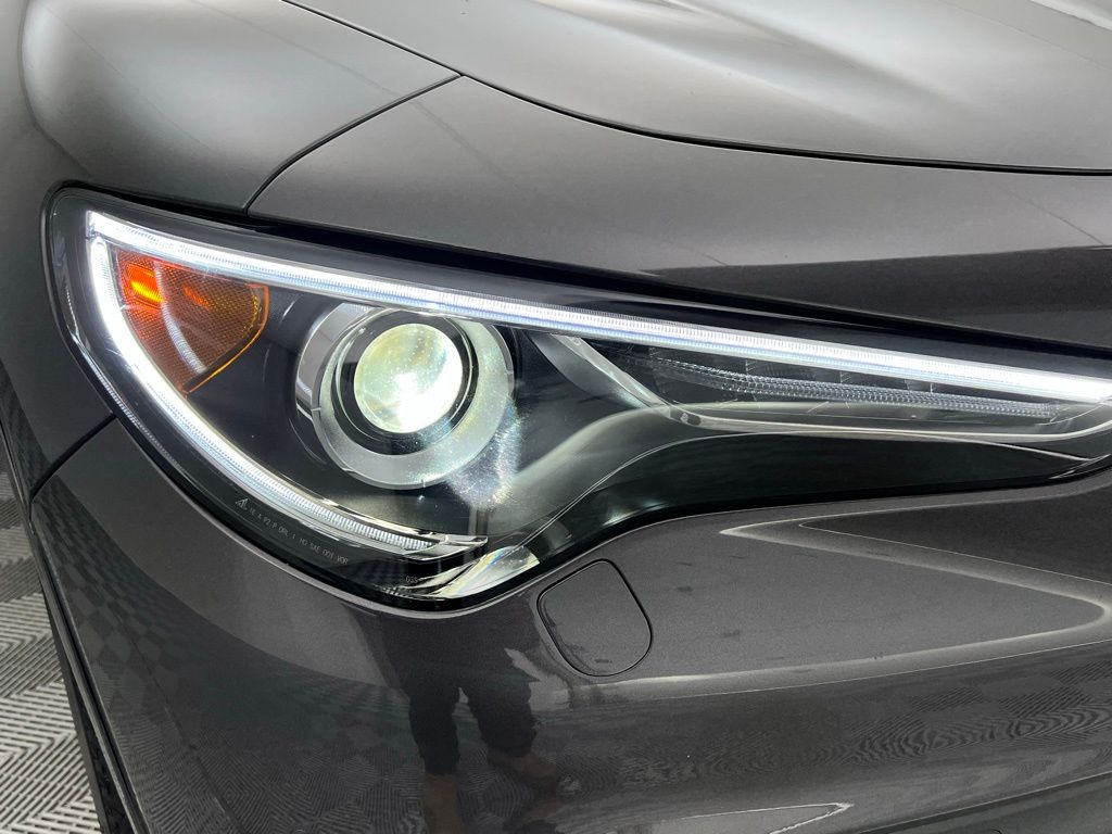 2022 Alfa Romeo Stelvio Ti Sport photo 4