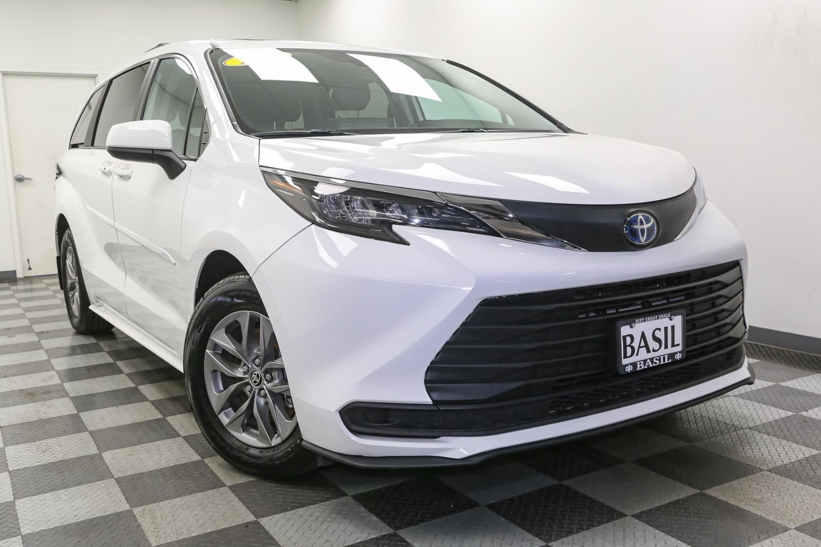 2024 Toyota Sienna LE photo 2