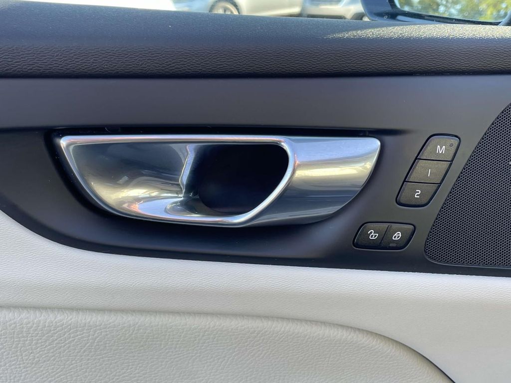 2020 Volvo V60 T5 Momentum photo 6