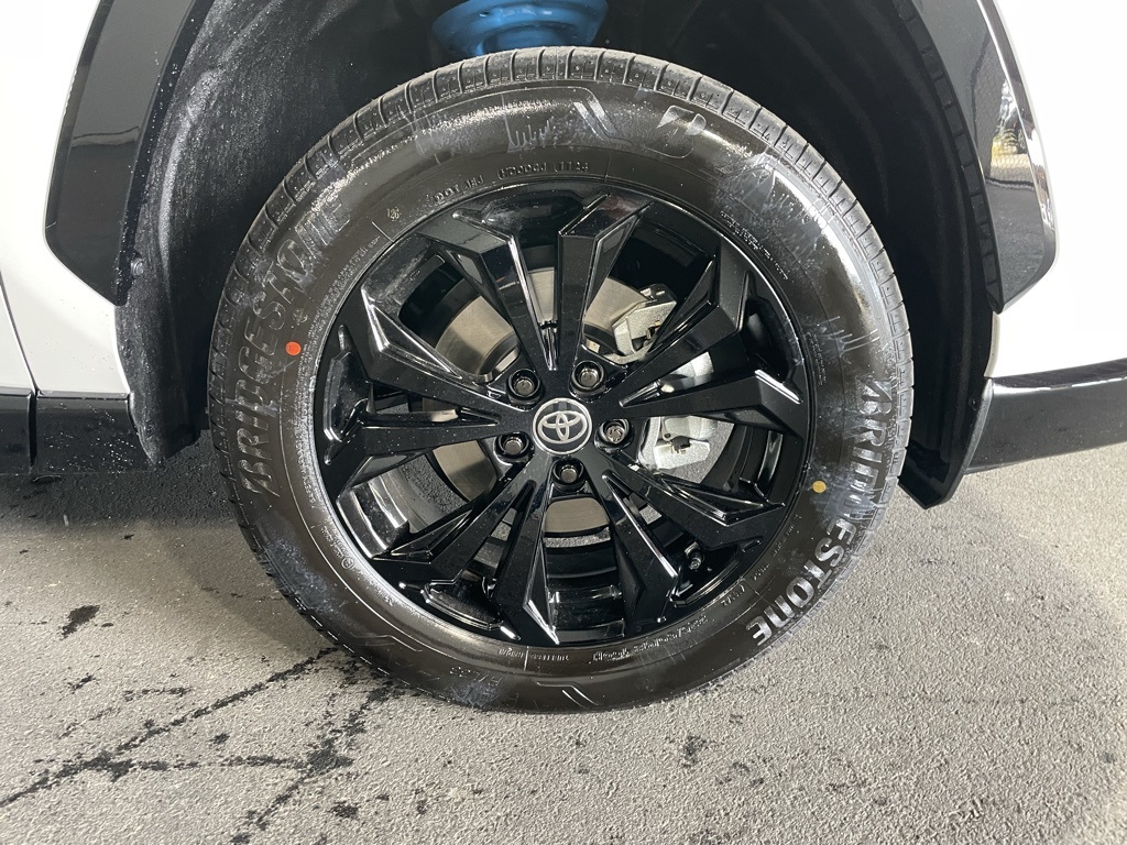 2024 Toyota RAV4 Hybrid SE photo 7