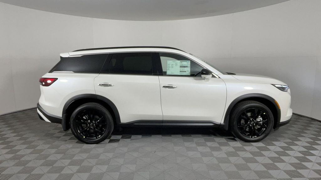 New 2025 White INFINITI LUXE image 3