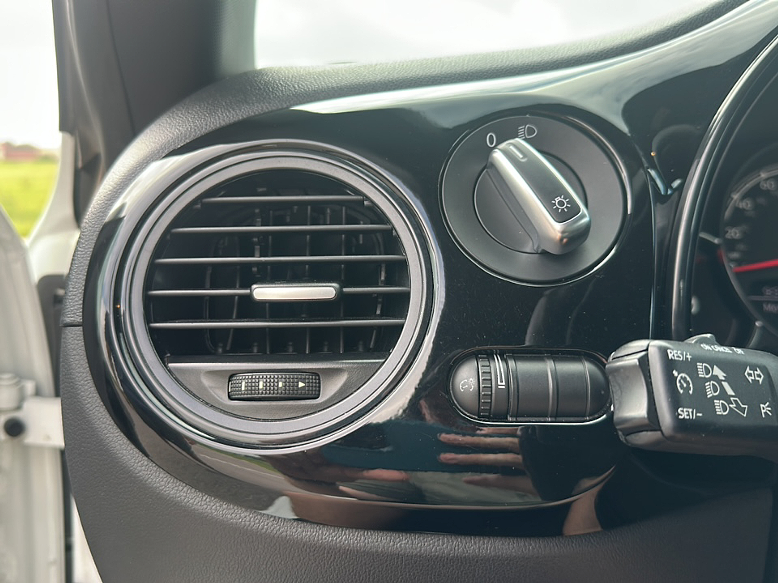 2019 Volkswagen Beetle Final Edition SEL photo 15