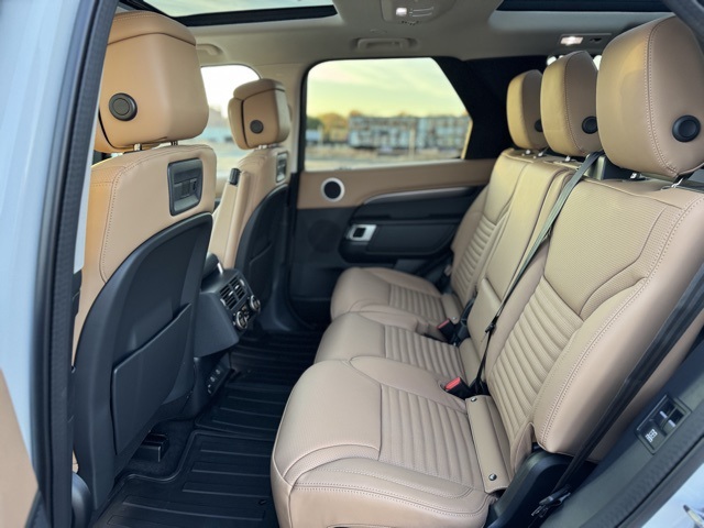 2025 Land Rover Discovery Metropolitan Edition photo 10