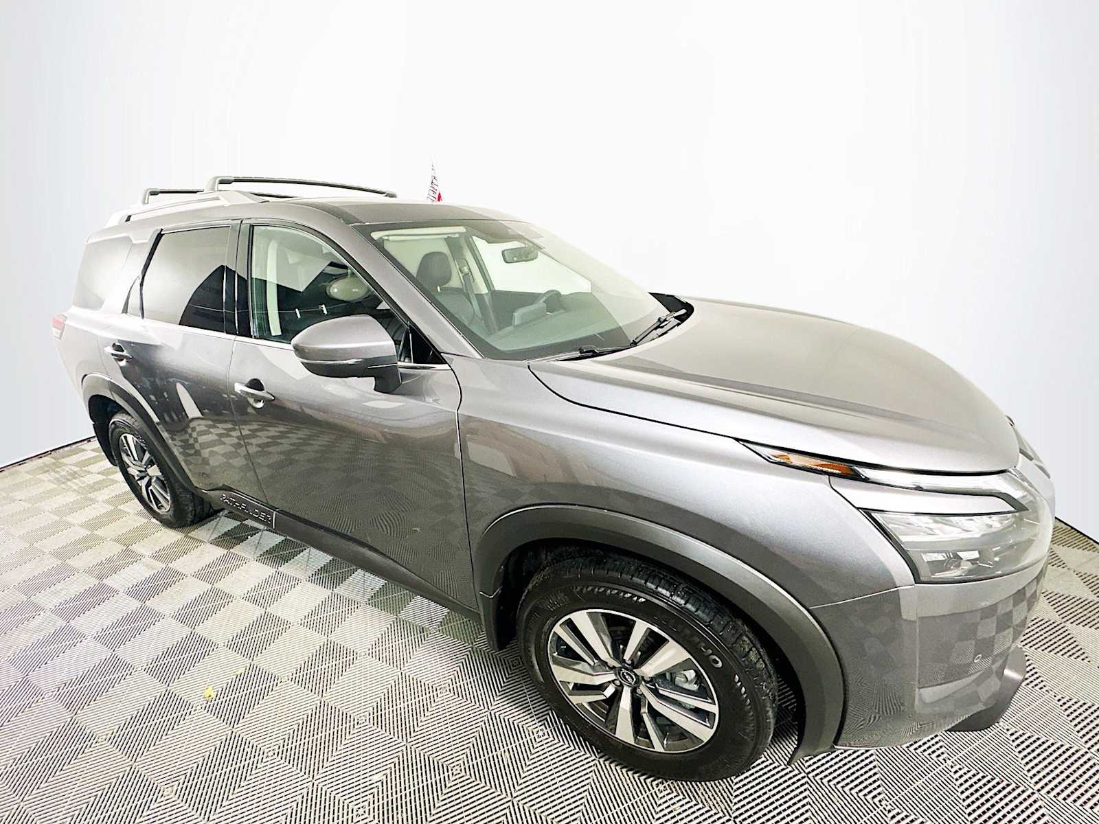 2025 Nissan Pathfinder SL photo 3