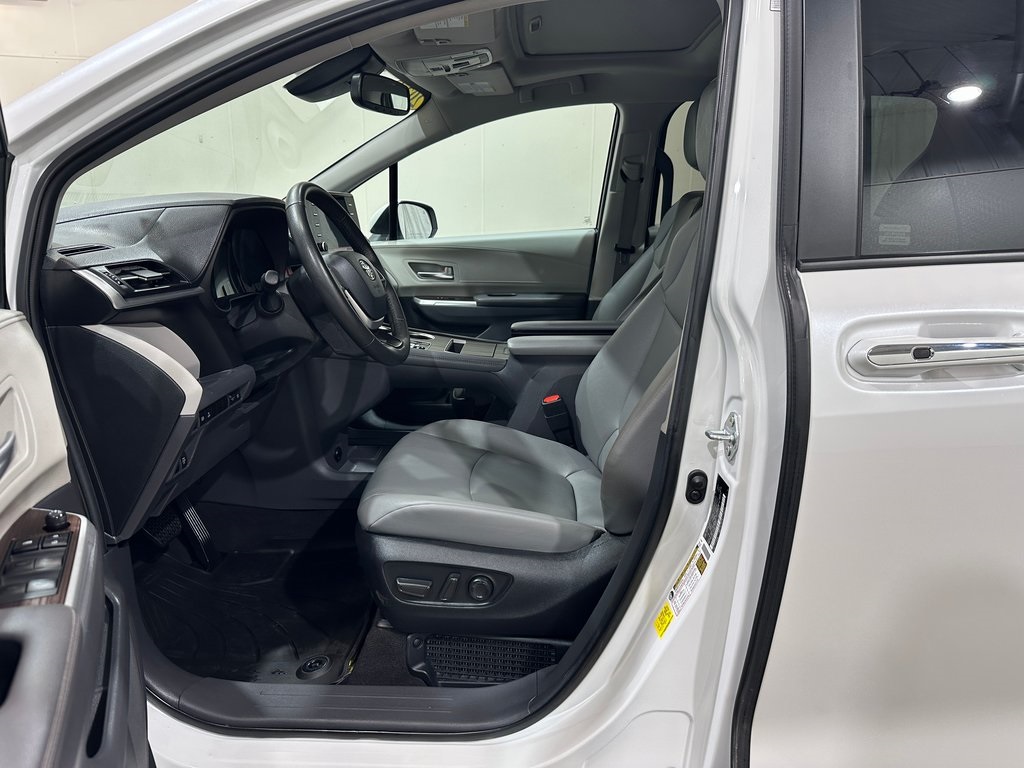 2024 Toyota Sienna XLE photo 13