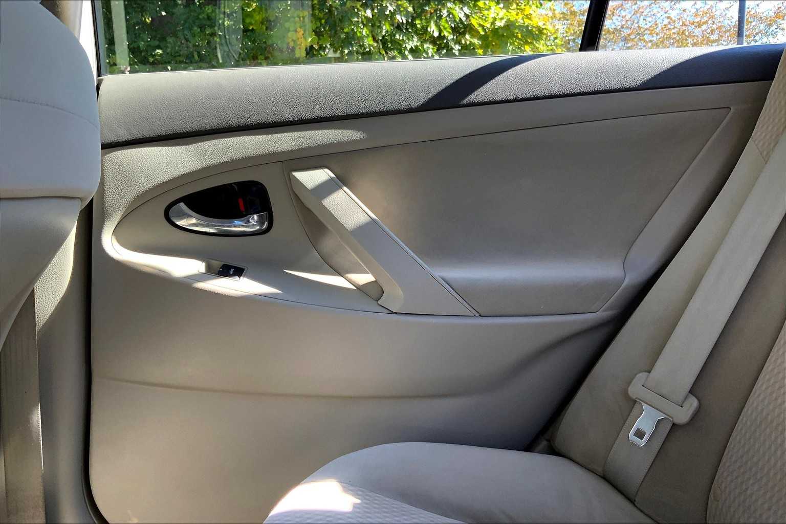 2010 Toyota Camry LE photo 32