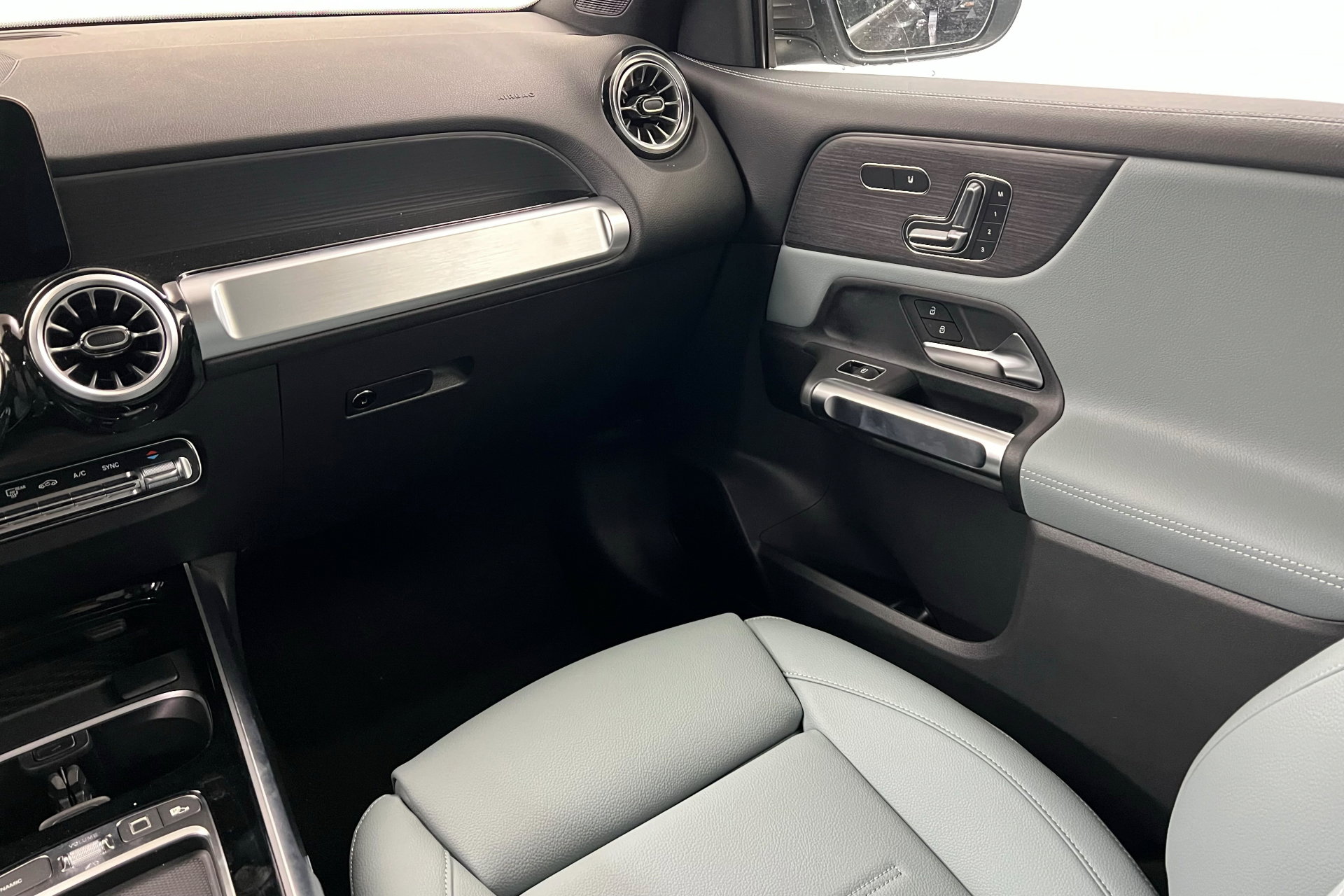 2026 Mercedes Benz GLB 250 4MATIC photo 10