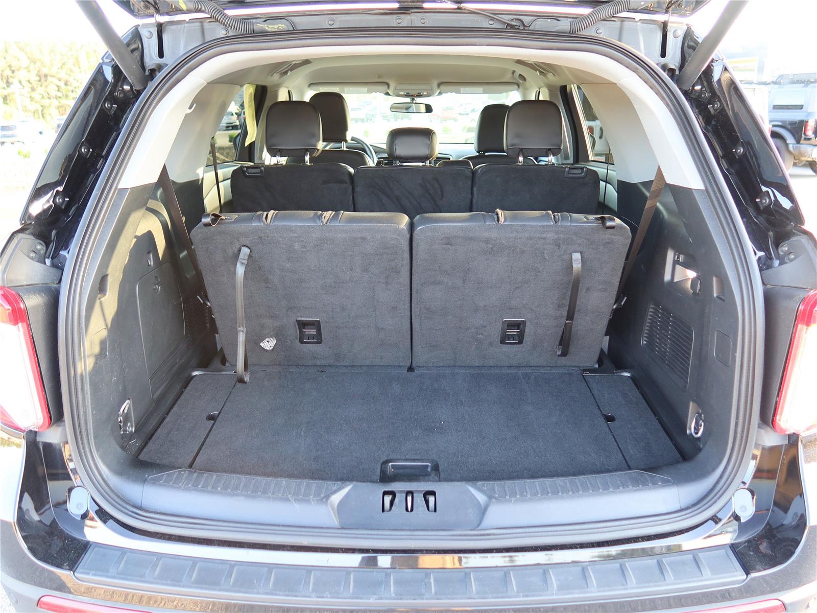 2023 Ford Explorer XLT photo 3