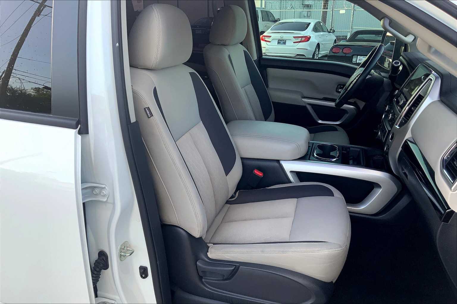 2020 Nissan Titan SV photo 6
