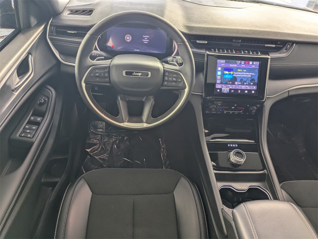 2023 Jeep Grand Cherokee Laredo Altitude photo 11