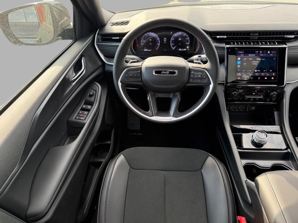 2025 Jeep Grand Cherokee Laredo Altitude photo 3