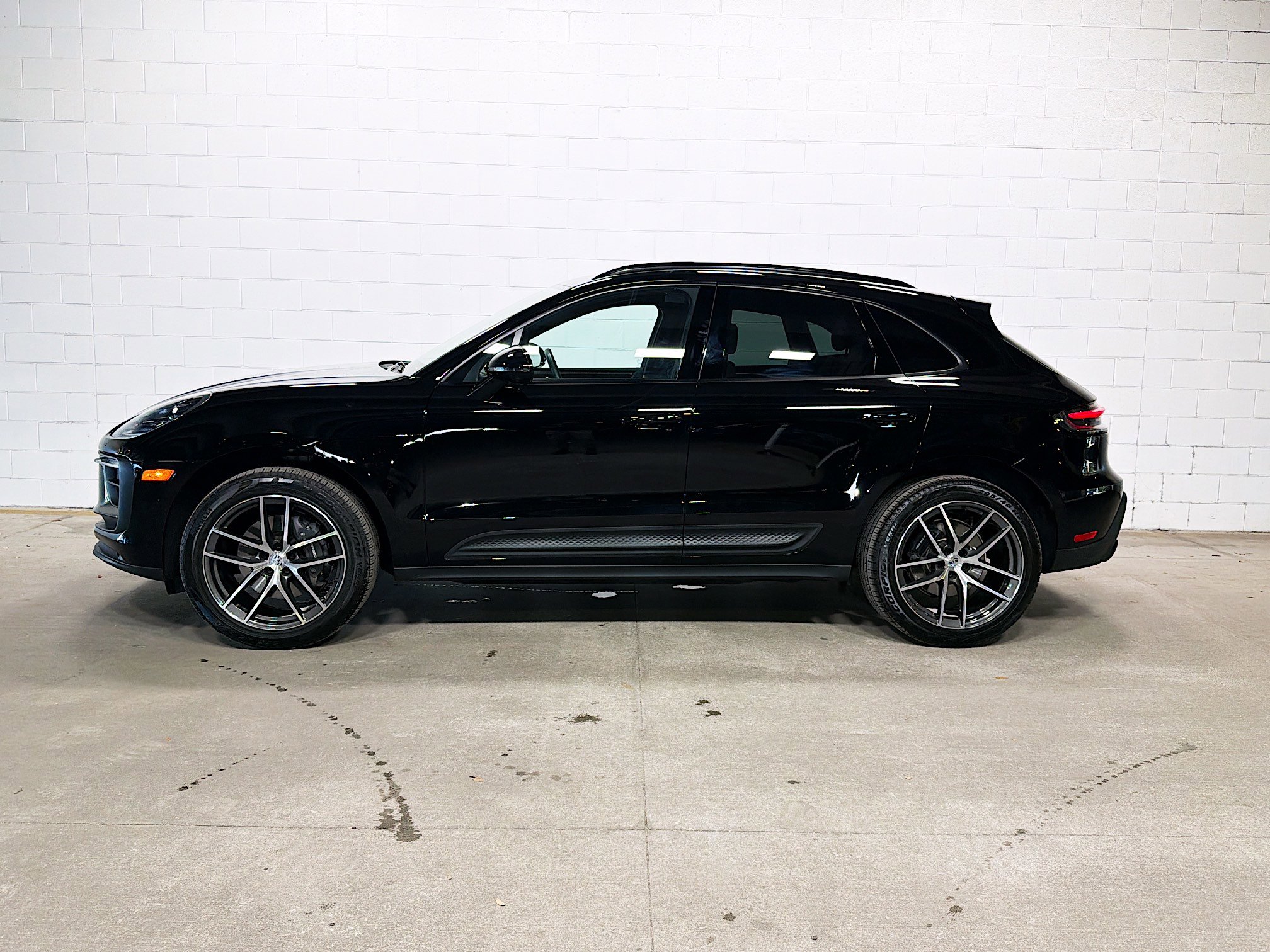 2025 Porsche Macan T photo 2