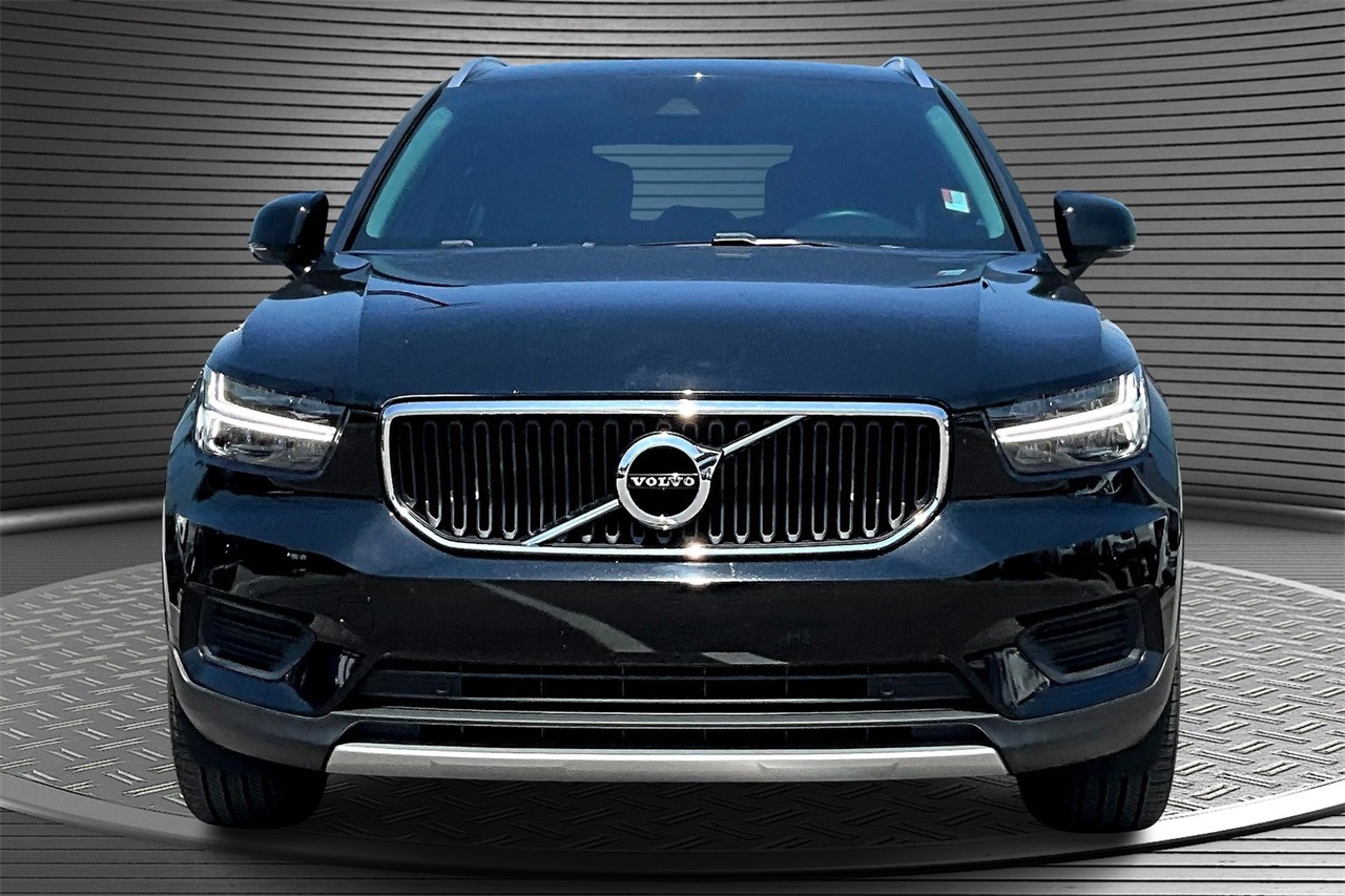 2020 Volvo XC40 Momentum photo 2