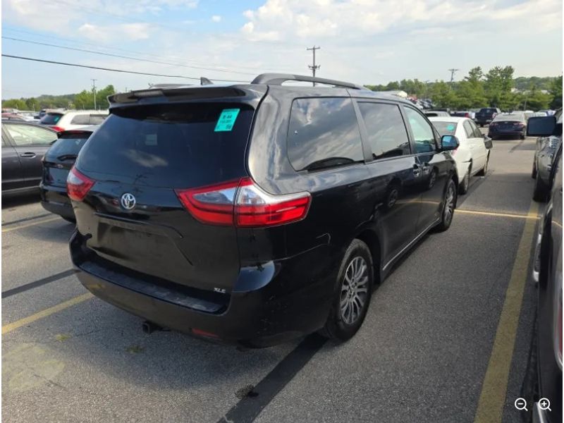 2020 Toyota Sienna XLE photo 3