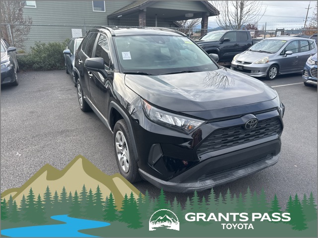 2021 Toyota RAV4 LE's photo