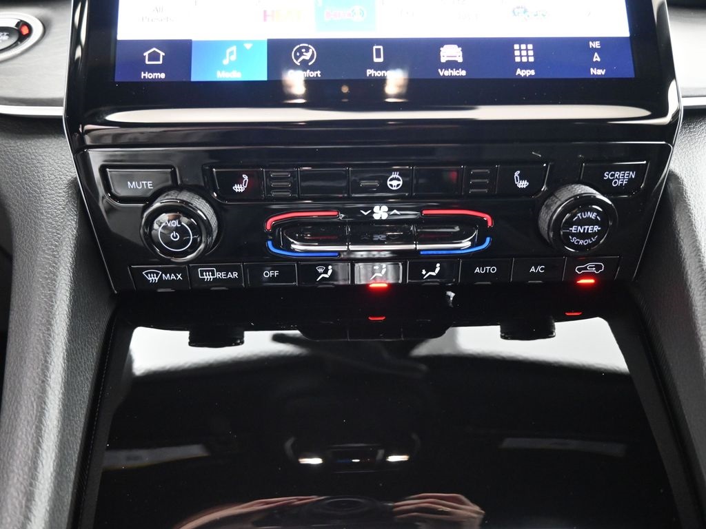 2025 Jeep Grand Cherokee Limited photo 2