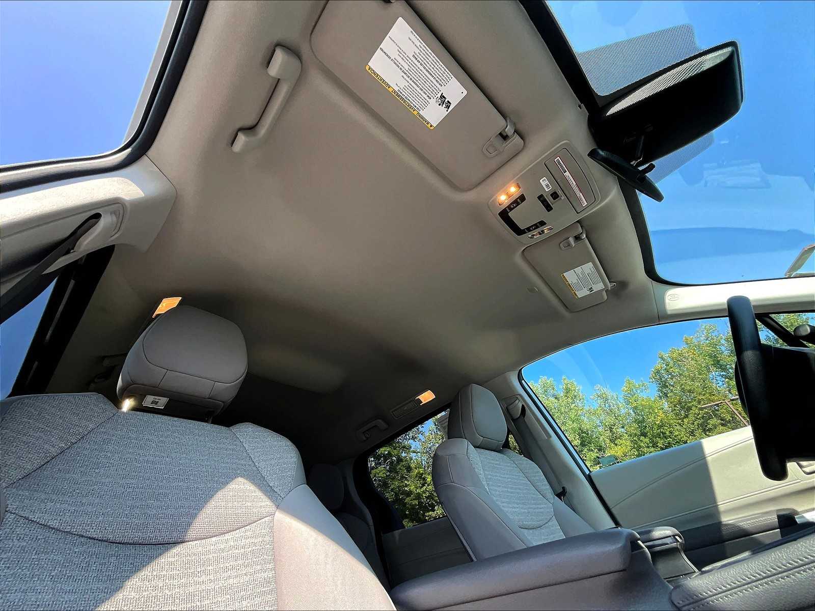 2023 Toyota Sienna LE photo 23