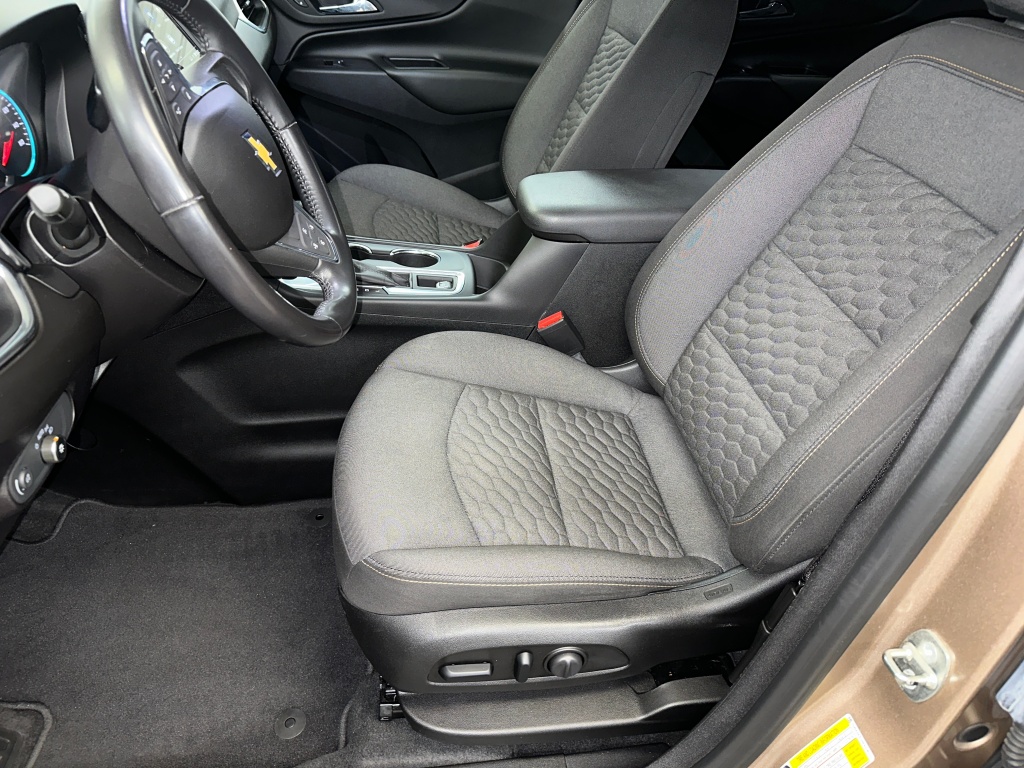 2019 Chevrolet Equinox LT photo 2