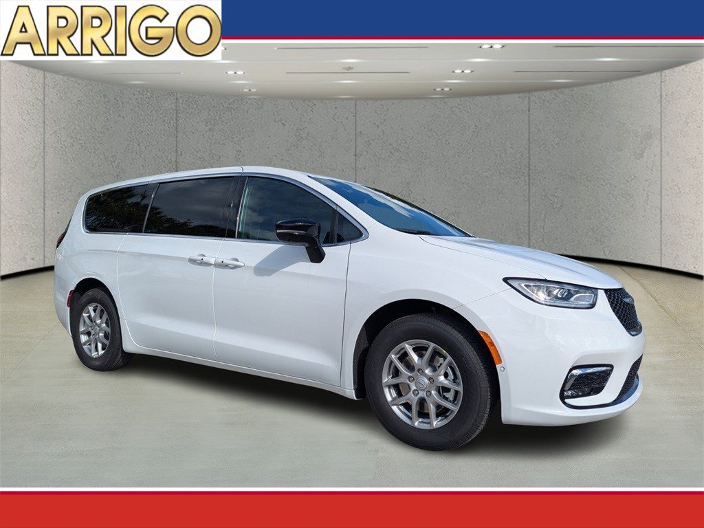 2026 Chrysler Pacifica Select's photo