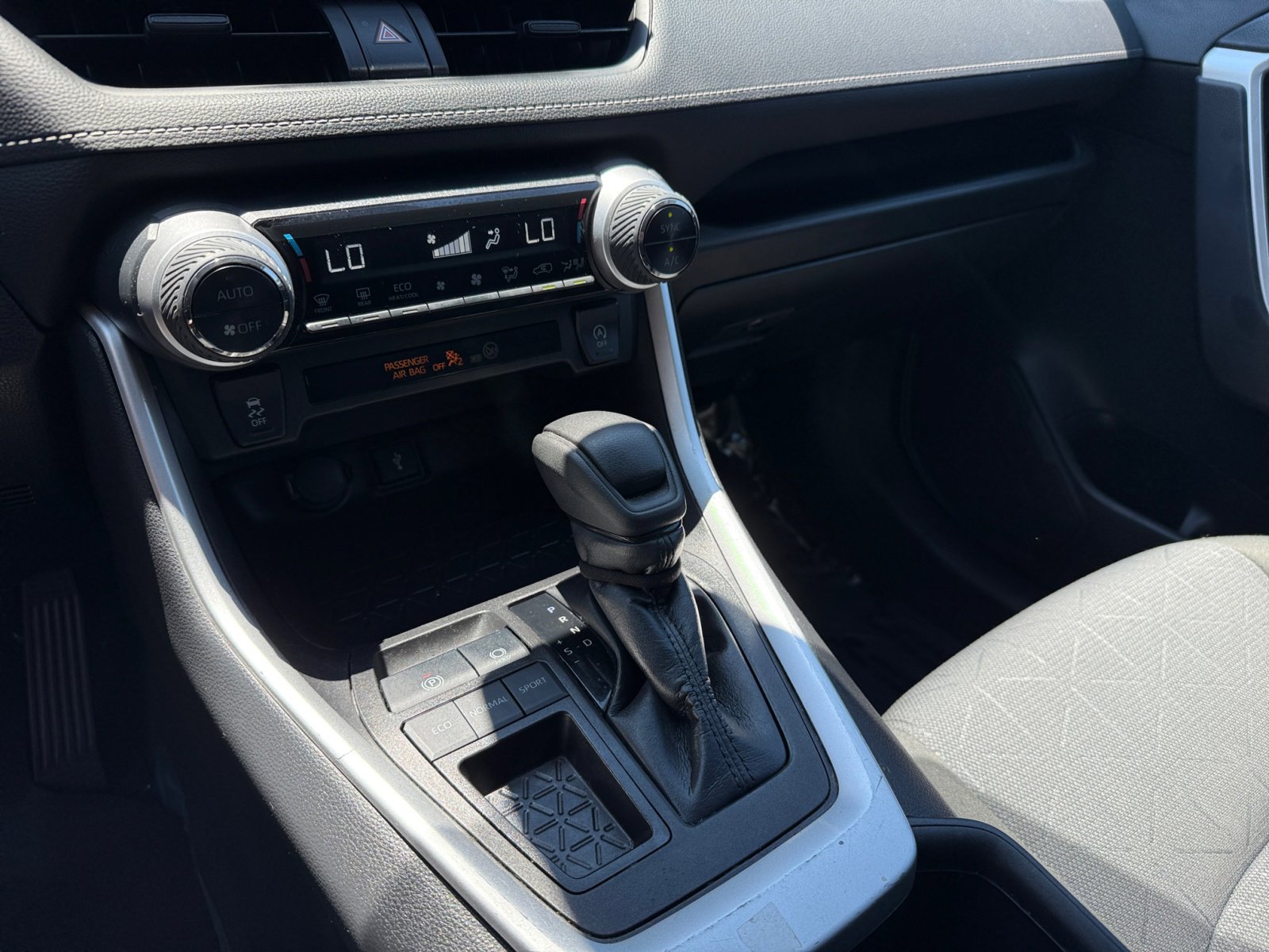 2022 Toyota RAV4 XLE photo 12