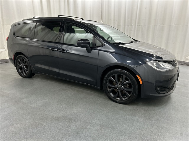 2019 Chrysler Pacifica Touring L Plus's photo