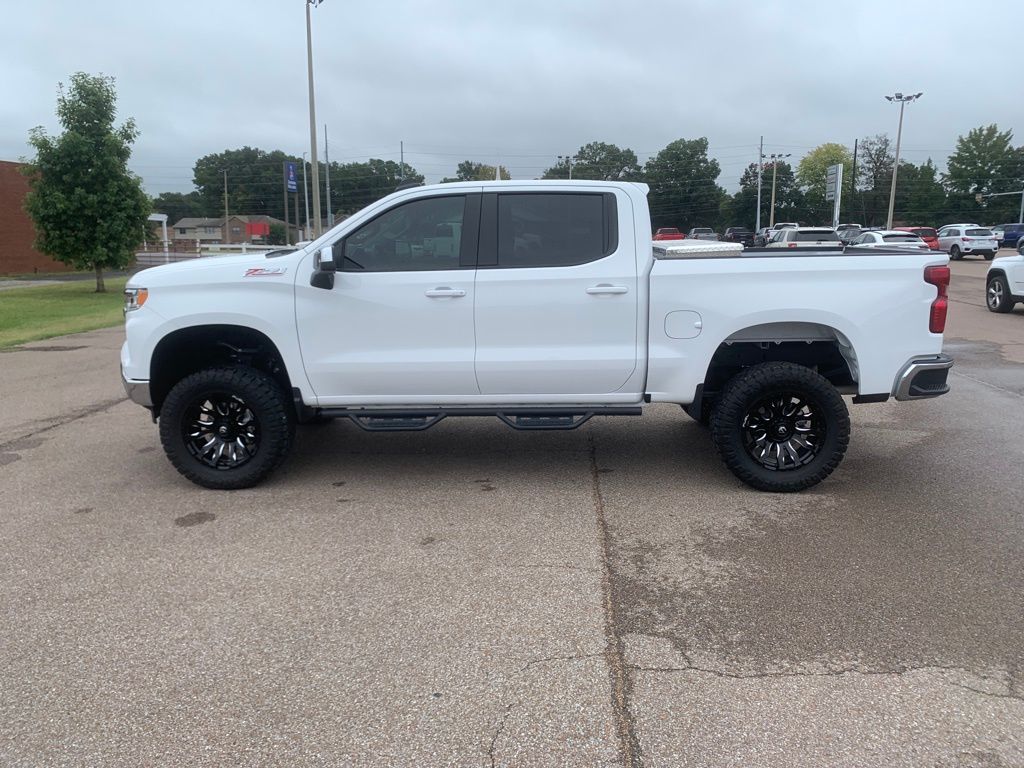 2024 Chevrolet Silverado 1500 LT photo 4