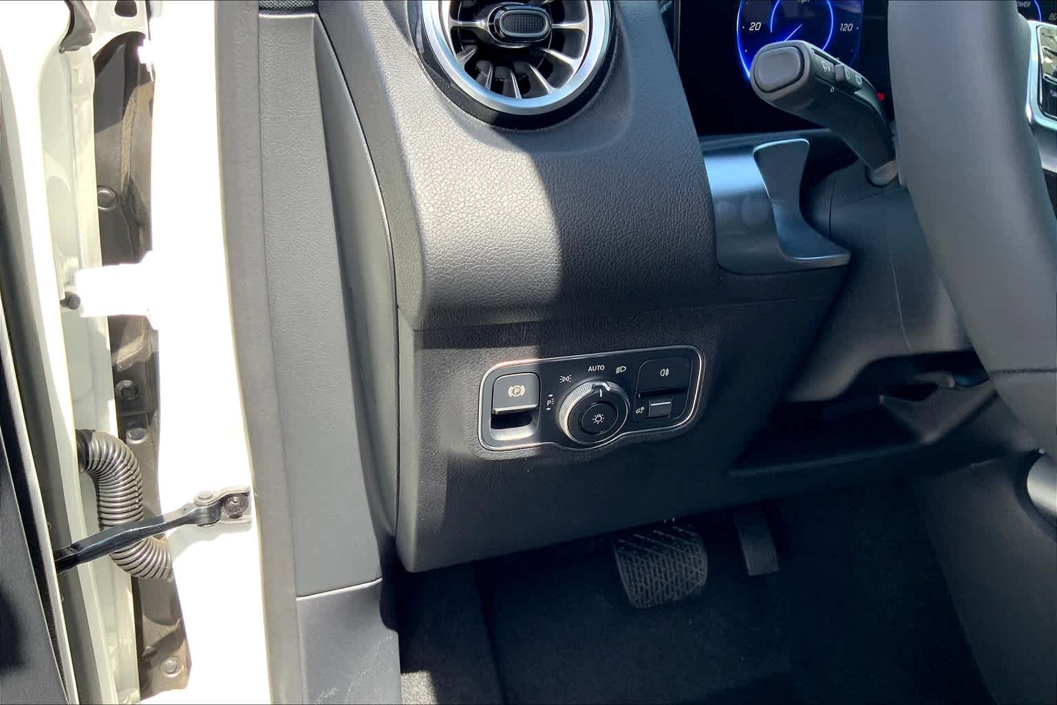 2025 Mercedes Benz EQB 300 4MATIC photo 12