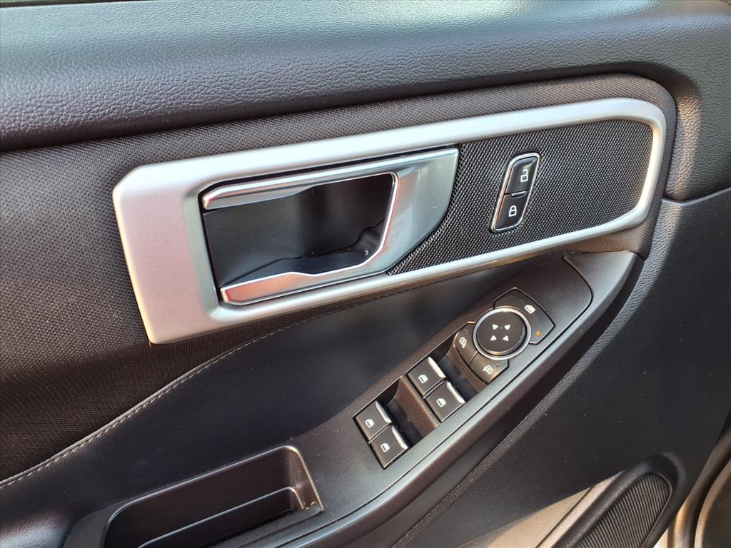 2020 Ford Explorer XLT photo 13