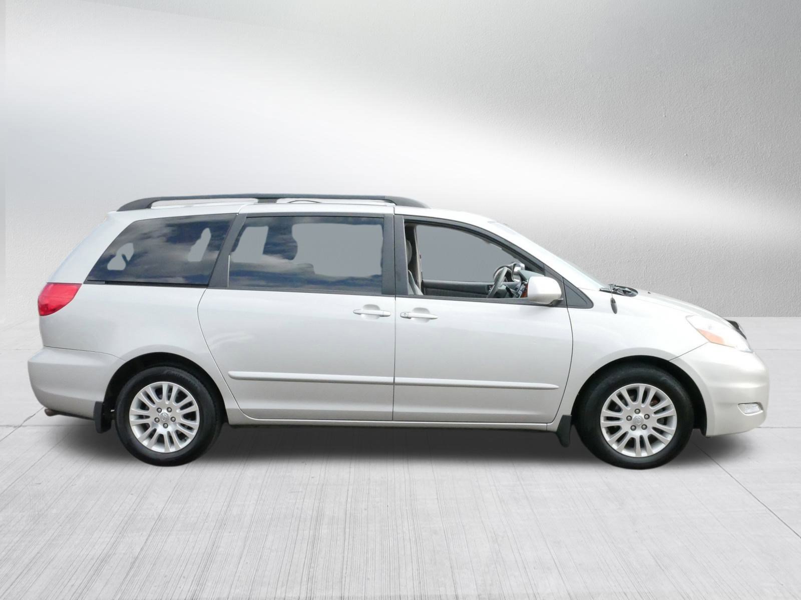 2009 Toyota Sienna XLE photo 8