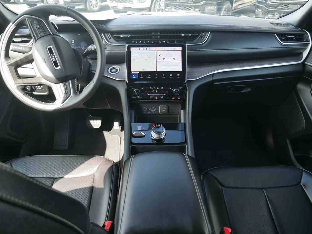 2024 Jeep Grand Cherokee Limited photo 3