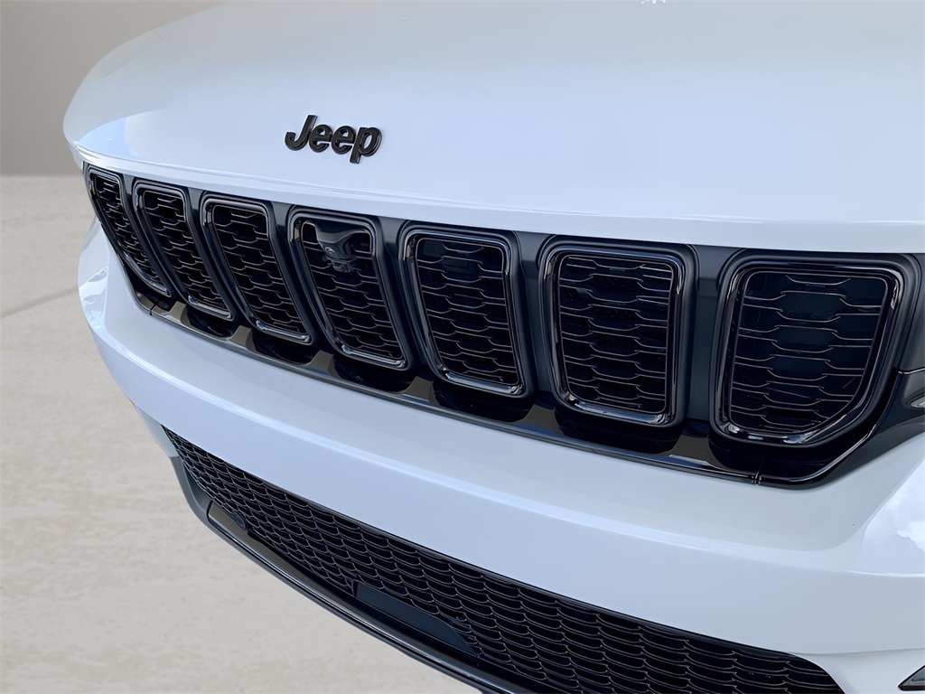 2025 Jeep Grand Cherokee Limited photo 2