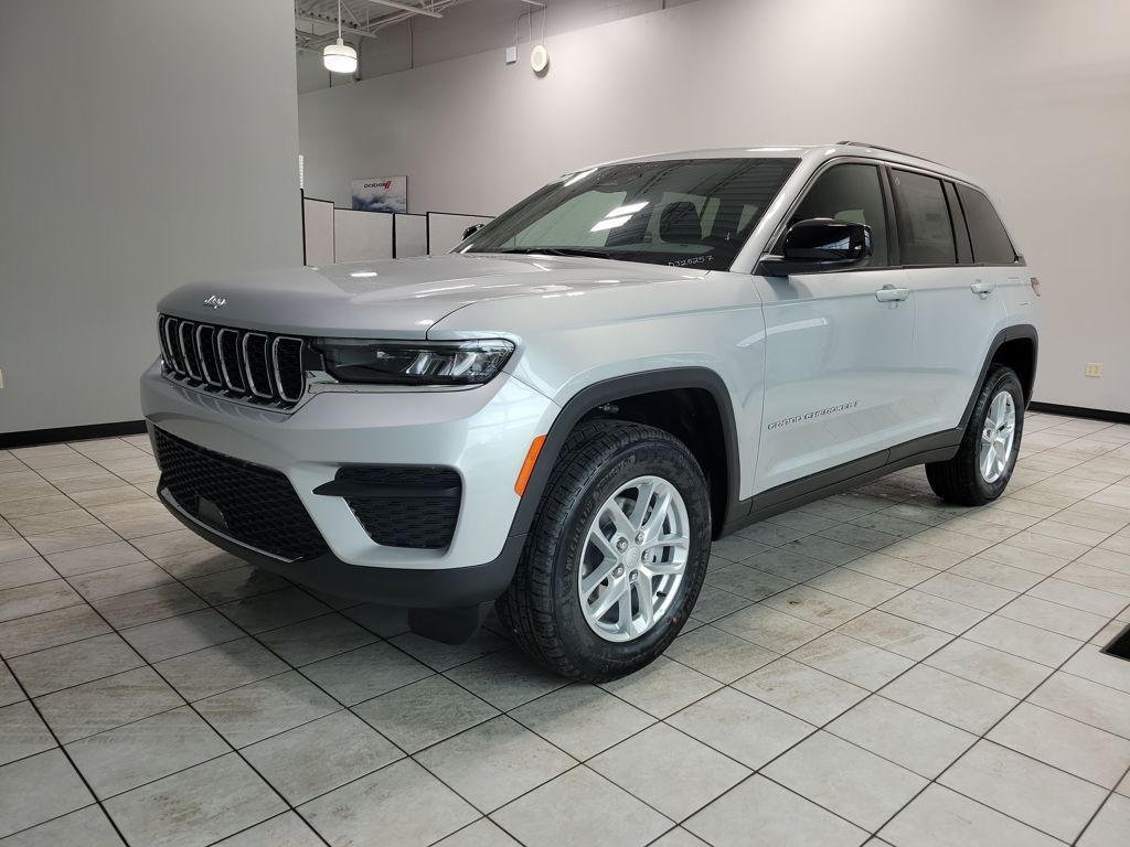 2025 Jeep Grand Cherokee Laredo X photo 2