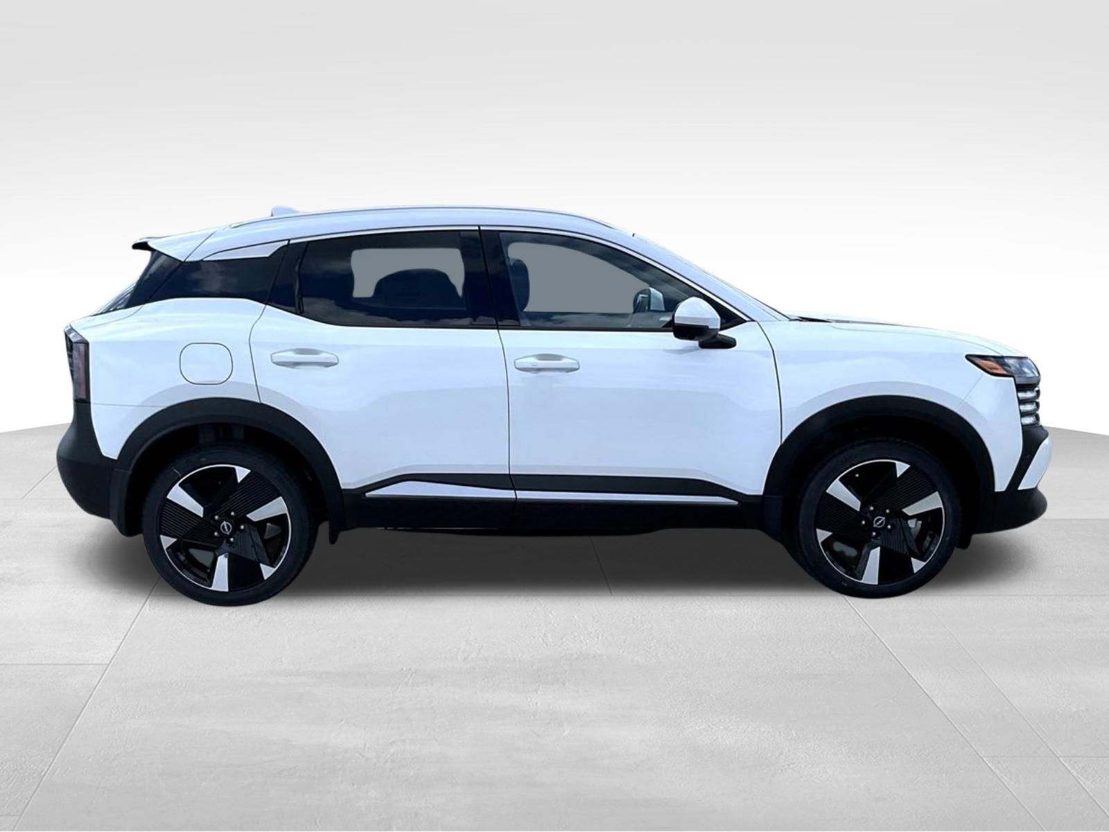 2025 Nissan Kicks SR photo 2