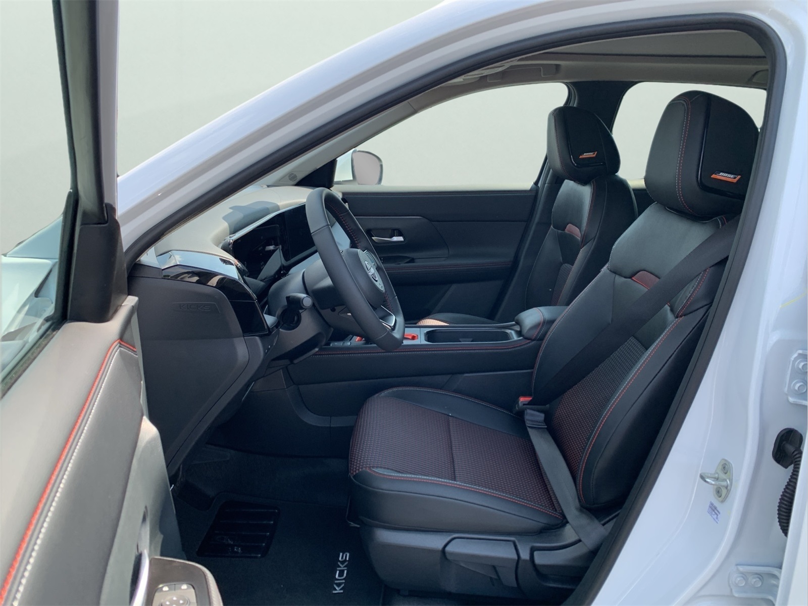 2025 Nissan Kicks SR photo 9