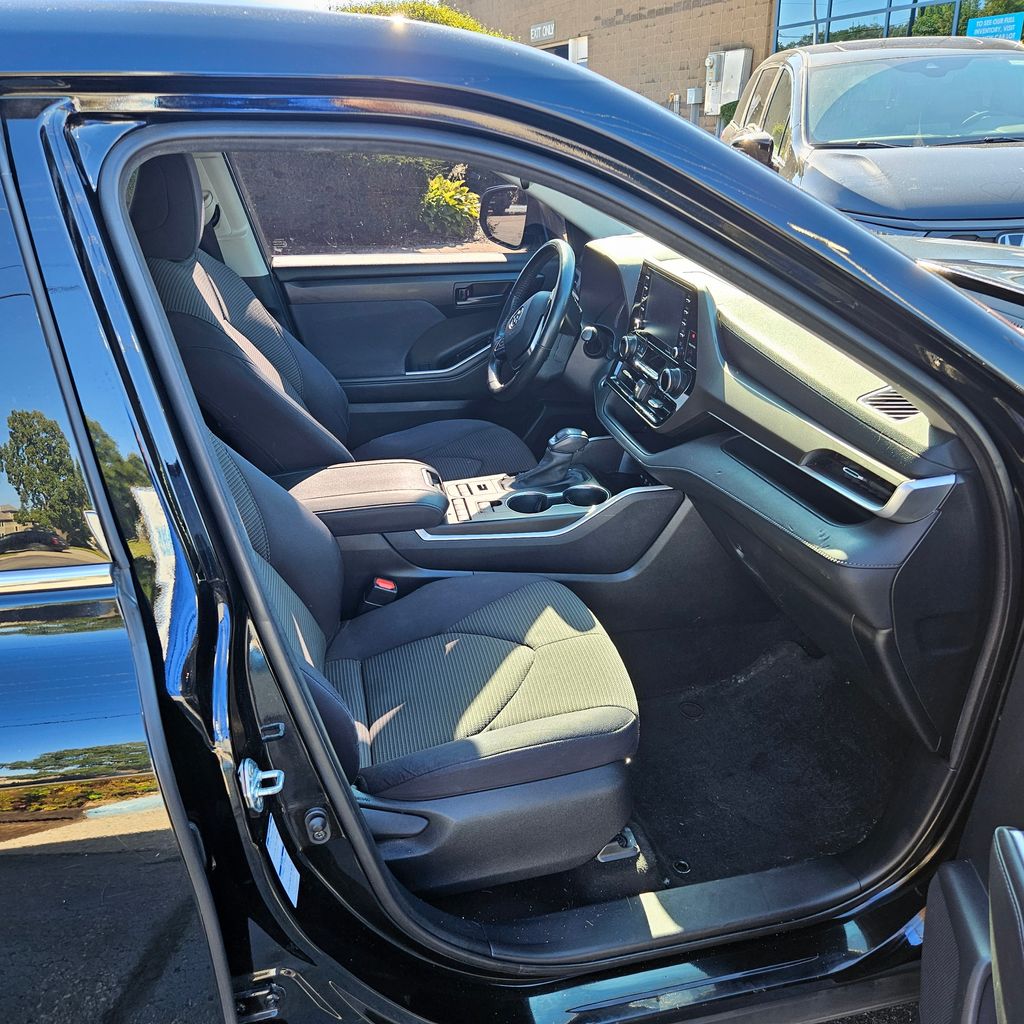 2020 Toyota Highlander LE photo 13