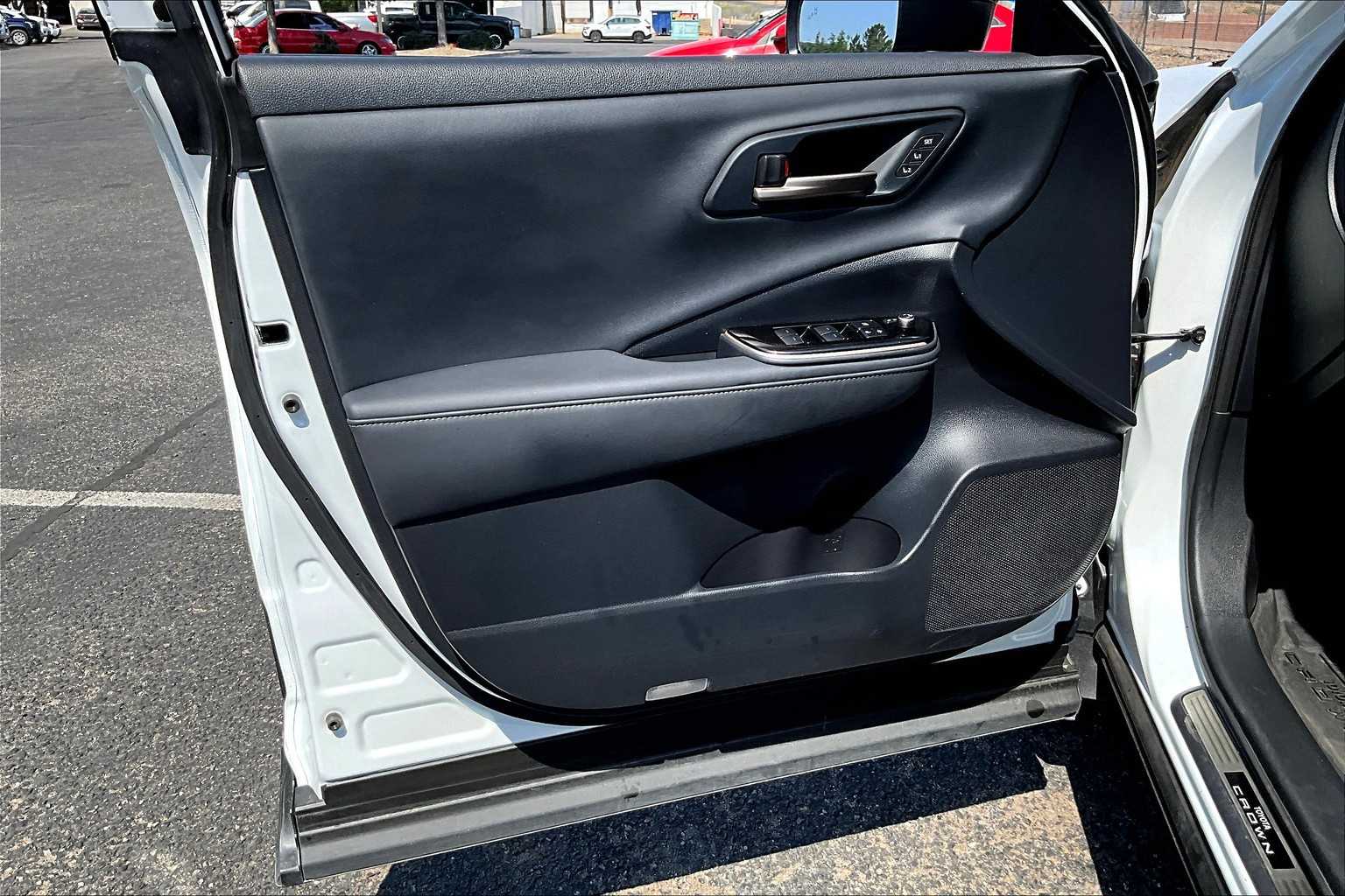 2025 Toyota Crown Platinum photo 18