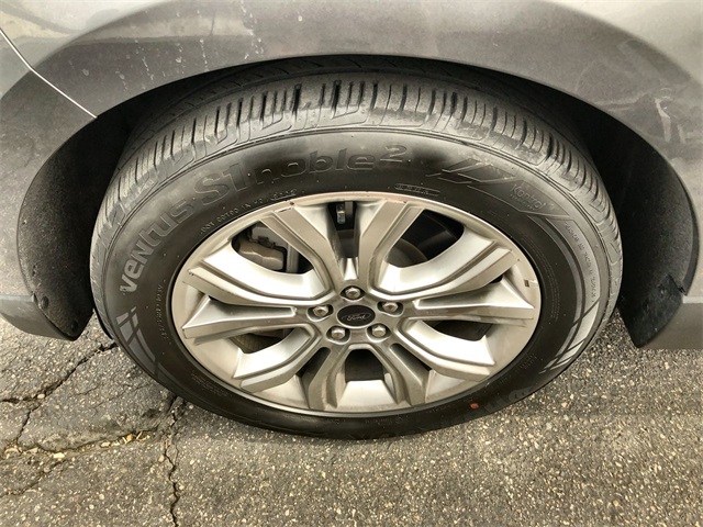 2024 Ford Edge Titanium photo 2