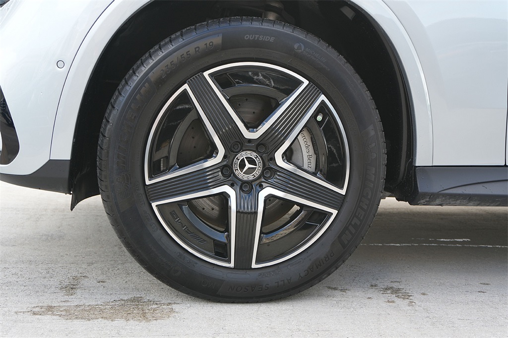 2025 Mercedes Benz GLC 300 photo 4