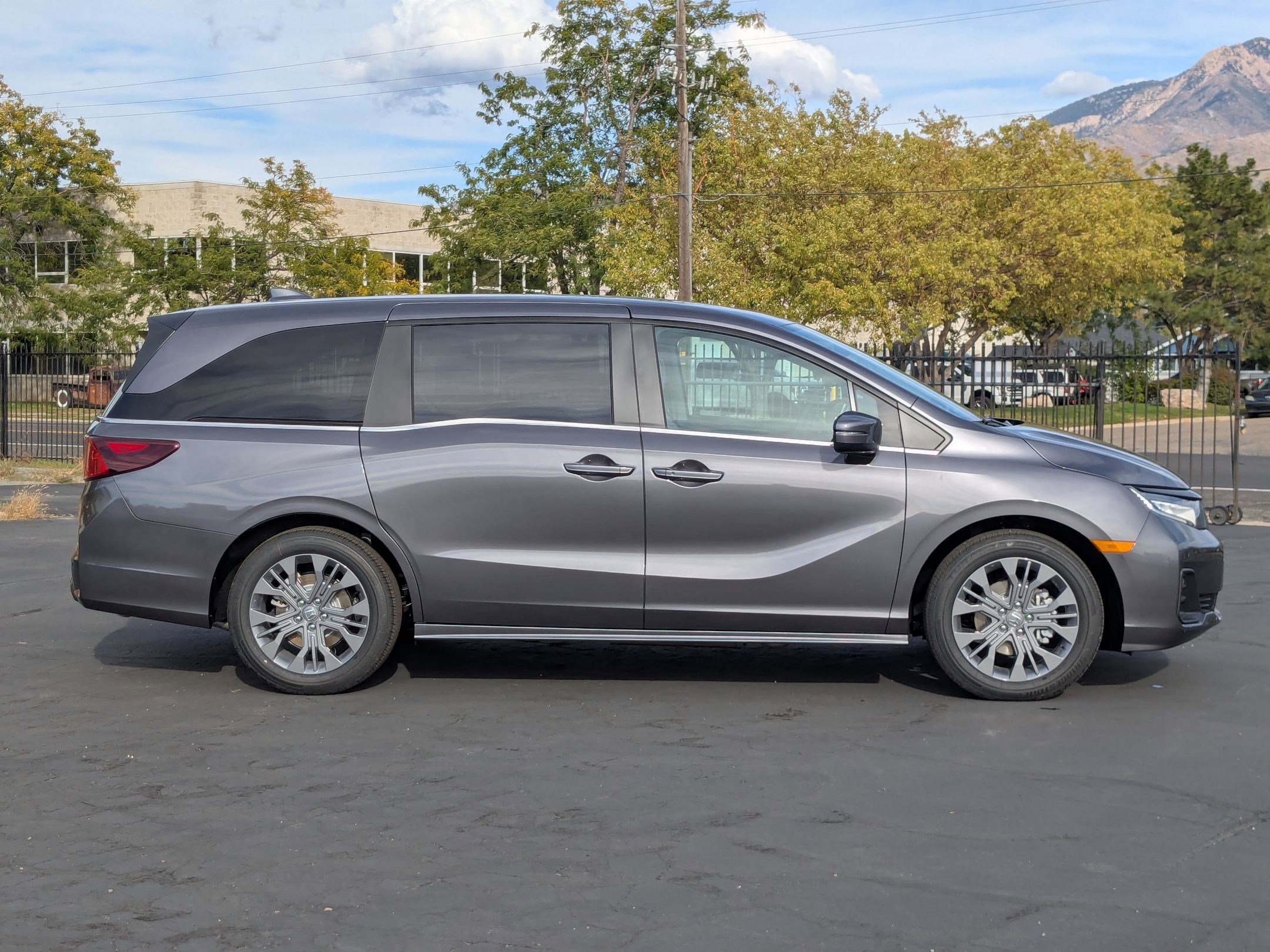2026 Honda Odyssey Touring photo 2