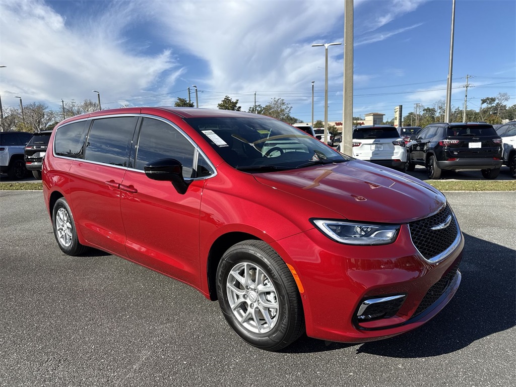 2026 Chrysler Pacifica Select's photo